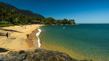 Praia da Feiticeira tem águas claras, casarão histórico e sossego em Ilhabela