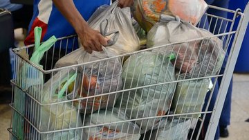 carrinho de mercado com alimentos