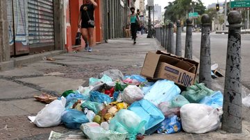 Jogar lixo na rua pode gerar multa de até R$ 162 mil; texto segue para o Senado
