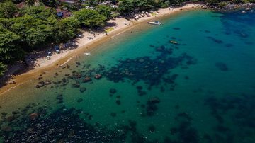 Praia do Julião encanta com mar calmo e cenário preservado em Ilhabela