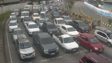 Travessia Santos-Guarujá registra até 20 min de espera