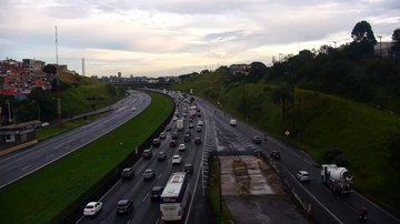 Lentidão dificulta subida da serra no Sistema Anchieta-Imigrantes na manhã desta quinta (30)