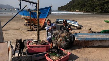 Mutirão em Ubatuba reforça programa que troca lixo marítimo por renda