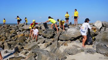 Mutirão retira quase 250 kg de lixo da areia da praia em Mongaguá