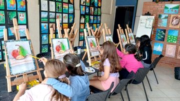 Oficina de pintura no Shopping Riviera homenageia o Dia das Mães em Bertioga