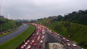 Pontos de lentidão são registrados em duas rodovias do litoral paulista, nesta manhã de terça (14)