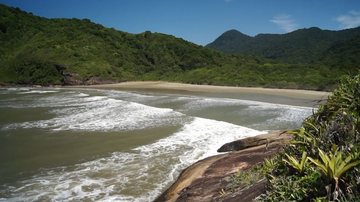 Praia Brava: de águas agitadas, é ótima para surfar em Peruíbe