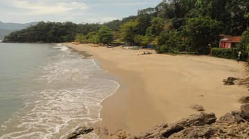 Praia da Almada, em Ubatuba, oferece lazer e tranquilidade em meio à natureza