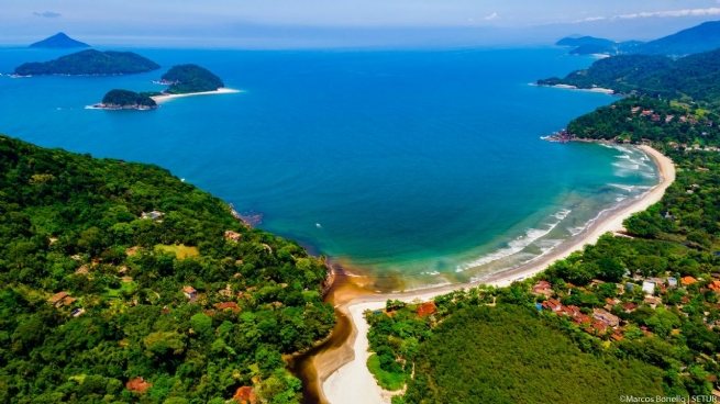 Praia da Barra do Sahy atrai turistas com piscina natural e passeios de barco