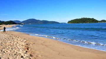 Praia da Cocanha águas cristalinas e o cenário perfeito para sua família em Caraguatatuba
