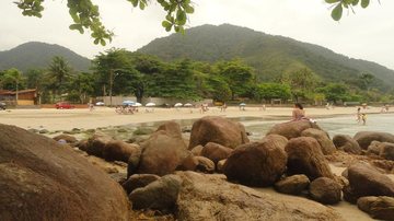Praia da Enseada: mar calmo, pé na areia e infraestrutura completa em Ubatuba