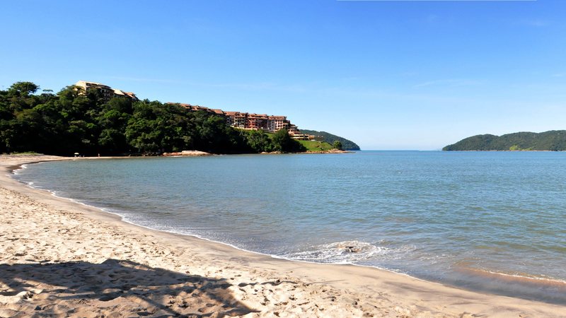 Praia da Mococa mar calmo e areia terapêutica atraem visitantes em Caraguatatuba