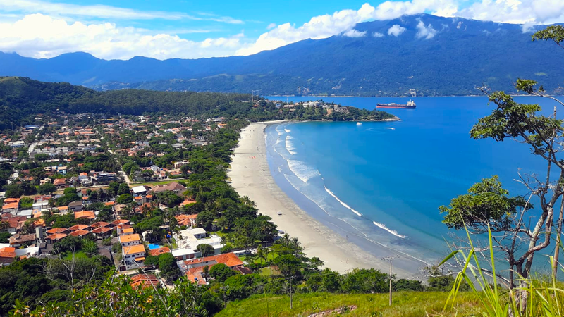 Praia de Barequeçaba é destino para passear com a família em São Sebastião