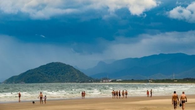 Praia de Boraceia marca divisa com Bertioga e mantém reserva na Mata Atlântica