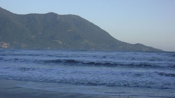 Praia de Guaecá tem trilha para queda d'água e prainha em São Sebastião