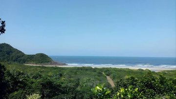 Praia do Caramborê: de águas limpas e esverdeadas em Peruíbe