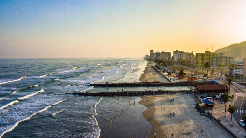 Praia do Centro, em Mongaguá, reúne estrutura e fácil acesso no litoral sul