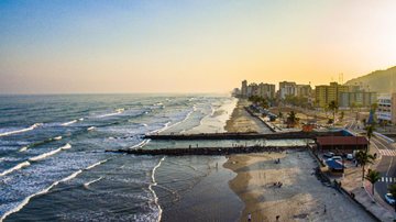 Praia do Centro, em Mongaguá, reúne estrutura e fácil acesso no litoral sul