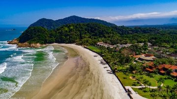 Praia do Engenho é destino reservado com águas calmas entre Juréia e Barra do Una