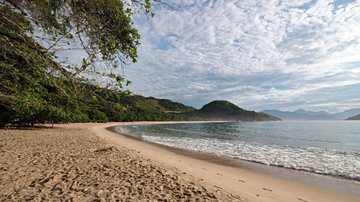 Praia do Félix une mar calmo e ondas na orla favorita do litoral norte