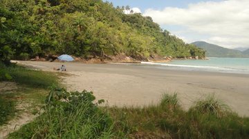 Praia do Lázaro em Ubatuba: mar calmo, estrutura e lazer para todos