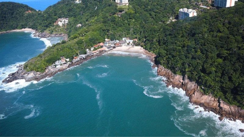 Praia do Sorocotuba: veja a praia do Guarujá com escadaria de 400 degraus