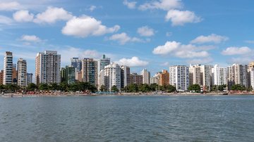 Praia do Boqueirão em Santos tem águas tranquilas e uma orla agitada