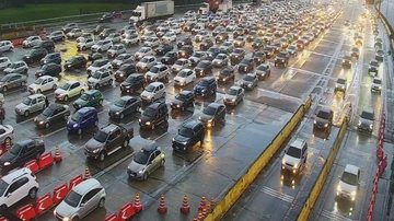 Rodovias do litoral de SP tem trânsito intenso na manhã deste sábado (18)