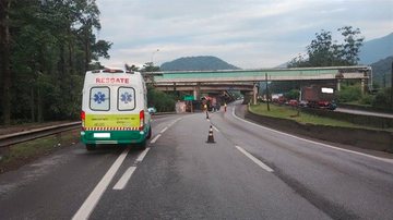 Caminhão tombado na rodovia Cônego Domênico Rangoni