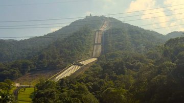 Usina de 100 anos em Cubatão abriga maquinário subterrâneo e água em alta velocidade