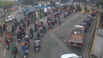 Usuários enfrentam demora em travessias do litoral paulista na manhã desta quinta (2)