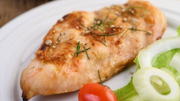 Frango feito com vinagre na frigideira