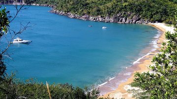 Praia do Jabaquara, em Ilhabela, é uma das mais belas e distantes da ilha