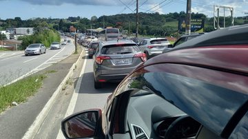 Trânsito intenso na rodovia Mogi-Bertioga