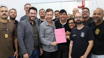 Policiais civis acompanharam sessão da Câmara municipal,  que aprovou projeto sobre a gratificação - Divulgação/Câmara de Caraguatatuba