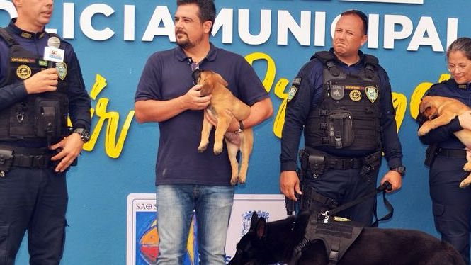 Ex-prefeito de São Sebastião (ao centro, segurando um pet), durante cerimônia na sede da Guarda Civil Municipal - Facebook Pessoal