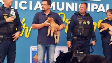 Ex-prefeito de São Sebastião (ao centro, segurando um pet), durante cerimônia na sede da Guarda Civil Municipal - Facebook Pessoal