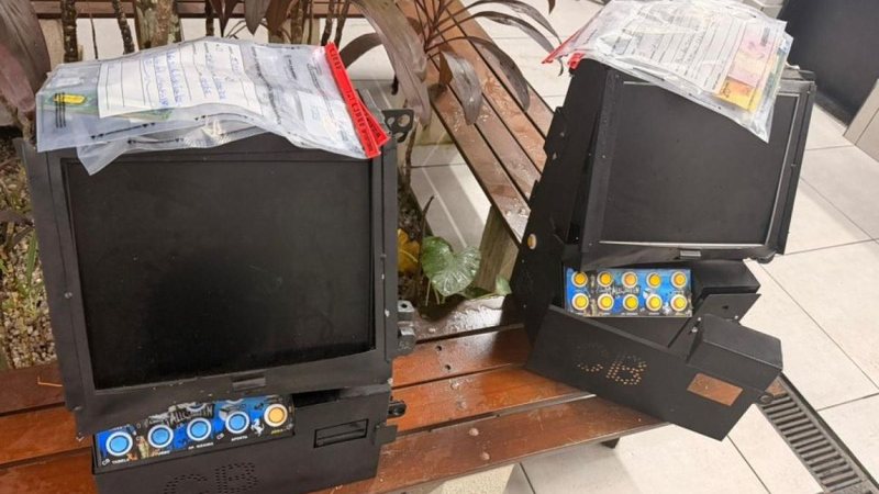 Dois dos três caça-níqueis apreendidos pela Polícia de Ubatuba após denúncias de moradores - Polícia Civil