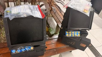 Dois dos três caça-níqueis apreendidos pela Polícia de Ubatuba após denúncias de moradores - Polícia Civil