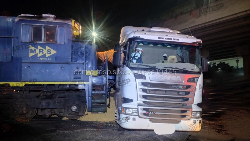 Colisão entre locomotiva e caminhão