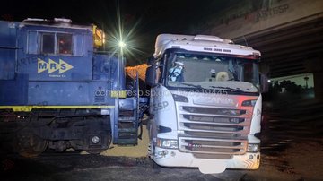 Colisão entre locomotiva e caminhão