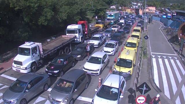 Acompanhe a espera da balsa entre Ilhabela e São Sebastião na tarde ...