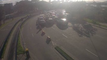 Fila de espera na travessia de balsa Santos-Guarujá