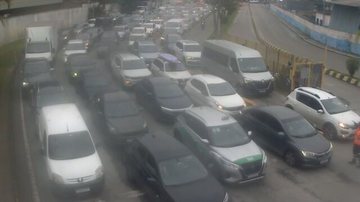 Filas em ambos os lados da travessia Santos-Guarujá