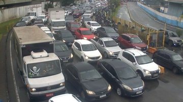 Fila de espera na travessia de balsa Santos-Guarujá
