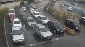 Filas em ambos os lados da travessia Santos-Guarujá