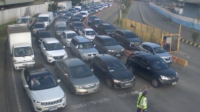 Filas em ambos os lados da travessia Santos-Guarujá
