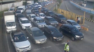 Filas em ambos os lados da travessia Santos-Guarujá