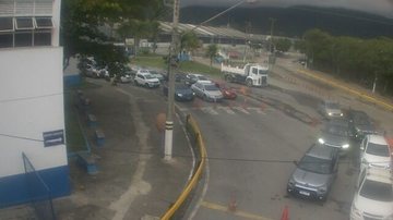Fila de espera na travessia de balsa São Sebastião-Ilhabela