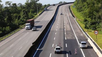 Movimento flui livremente na Rodovia Mogi-Bertioga